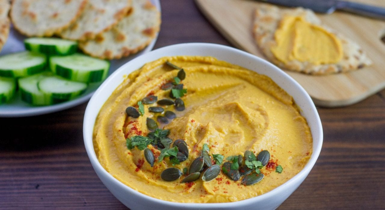Sweet pumpkin hummus - make this creamy hummus recipe in just 5 minutes - for halloween parties or as a dip with a twist