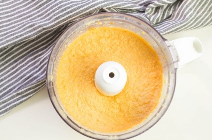 Sweet pumpkin hummus - make this creamy hummus recipe in just 5 minutes - for halloween parties or as a dip with a twist