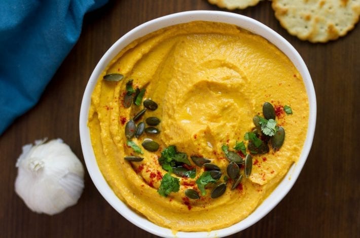 Sweet pumpkin hummus - make this creamy hummus recipe in just 5 minutes - for halloween parties or as a dip with a twist