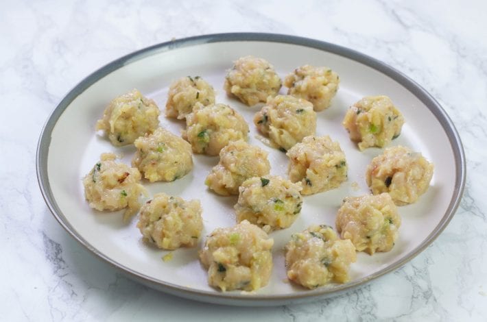 Chicken and apple meatballs - make these baked toddler meatballs for your next family dinner. Baked chicken and apple balls.