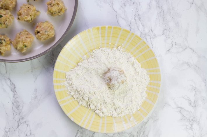 Chicken and apple meatballs - make these baked toddler meatballs for your next family dinner. Baked chicken and apple balls.