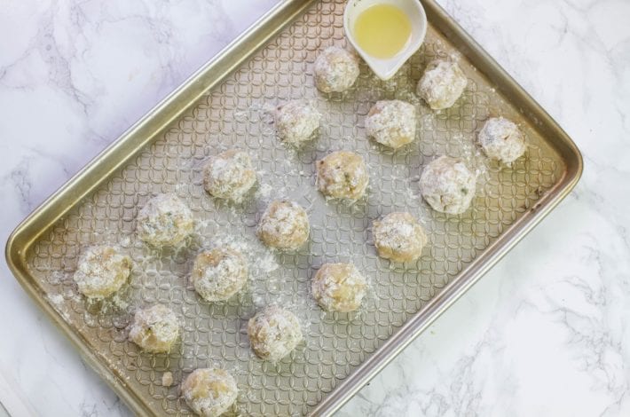 Chicken and apple meatballs - make these baked toddler meatballs for your next family dinner. Baked chicken and apple balls.