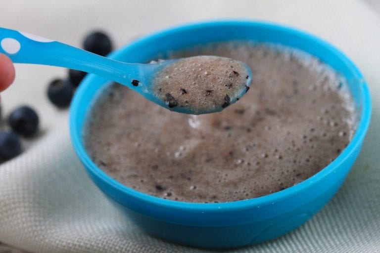 No cook puree blueberries, pear and banana puree Mas & Pas