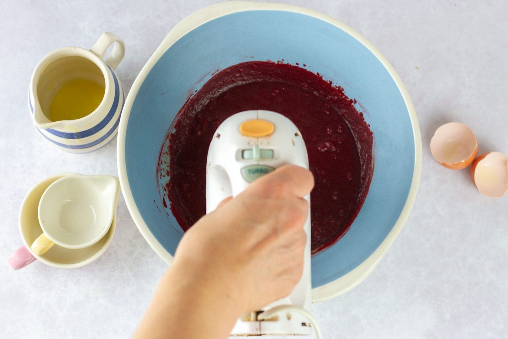 Red velvet cookies - enjoy these gooey and delicious cookies with a chocolate fondant filling