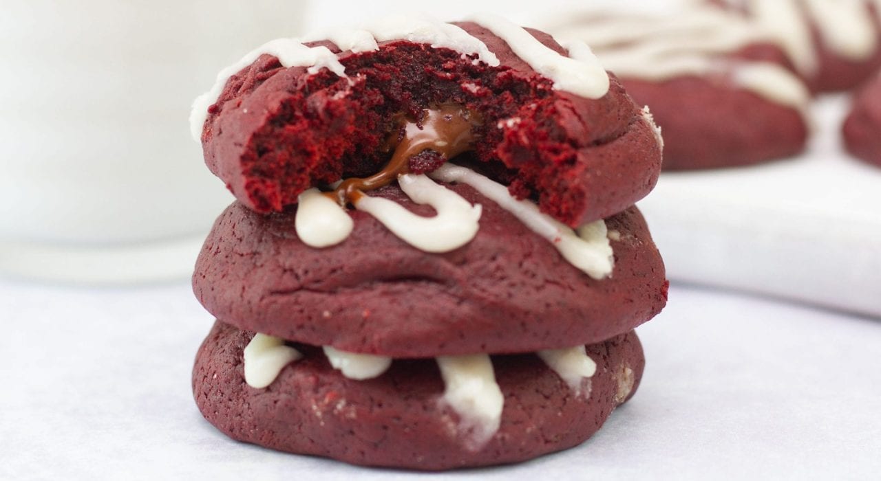 Red velvet cookies - enjoy these gooey and delicious cookies with a chocolate fondant filling