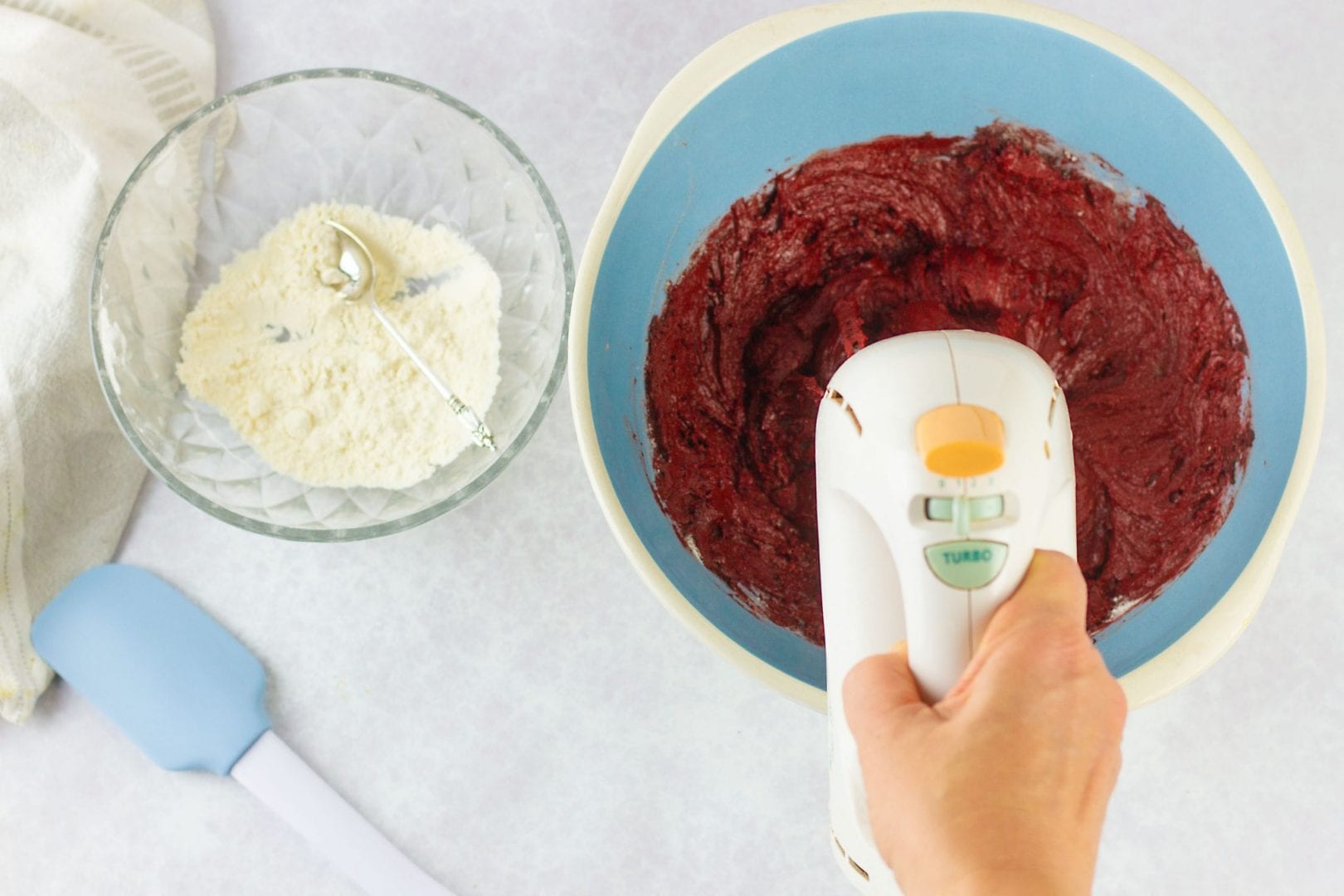 Red velvet cookies - enjoy these gooey and delicious cookies with a chocolate fondant filling