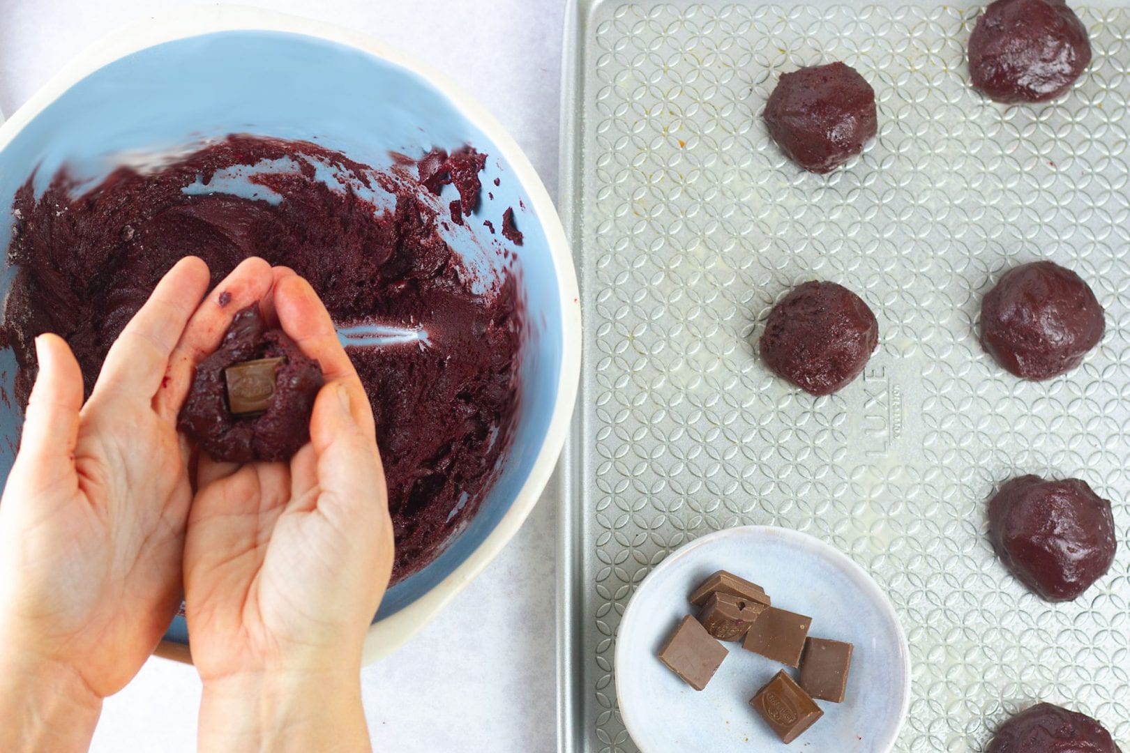 Red velvet cookies - enjoy these gooey and delicious cookies with a chocolate fondant filling