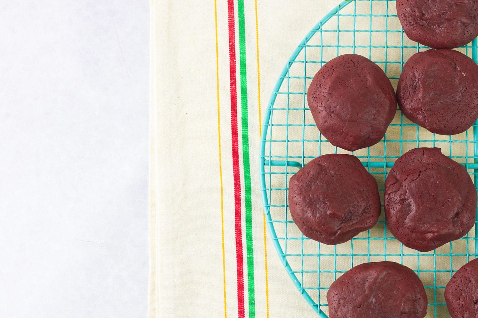 Red velvet cookies - enjoy these gooey and delicious cookies with a chocolate fondant filling