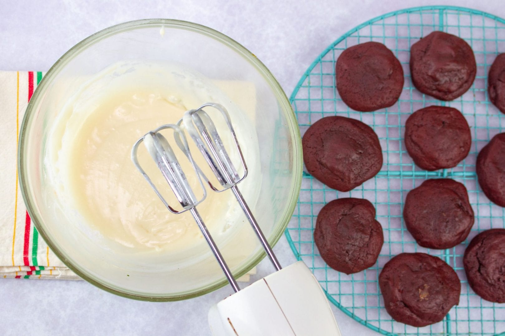 Red velvet cookies - enjoy these gooey and delicious cookies with a chocolate fondant filling