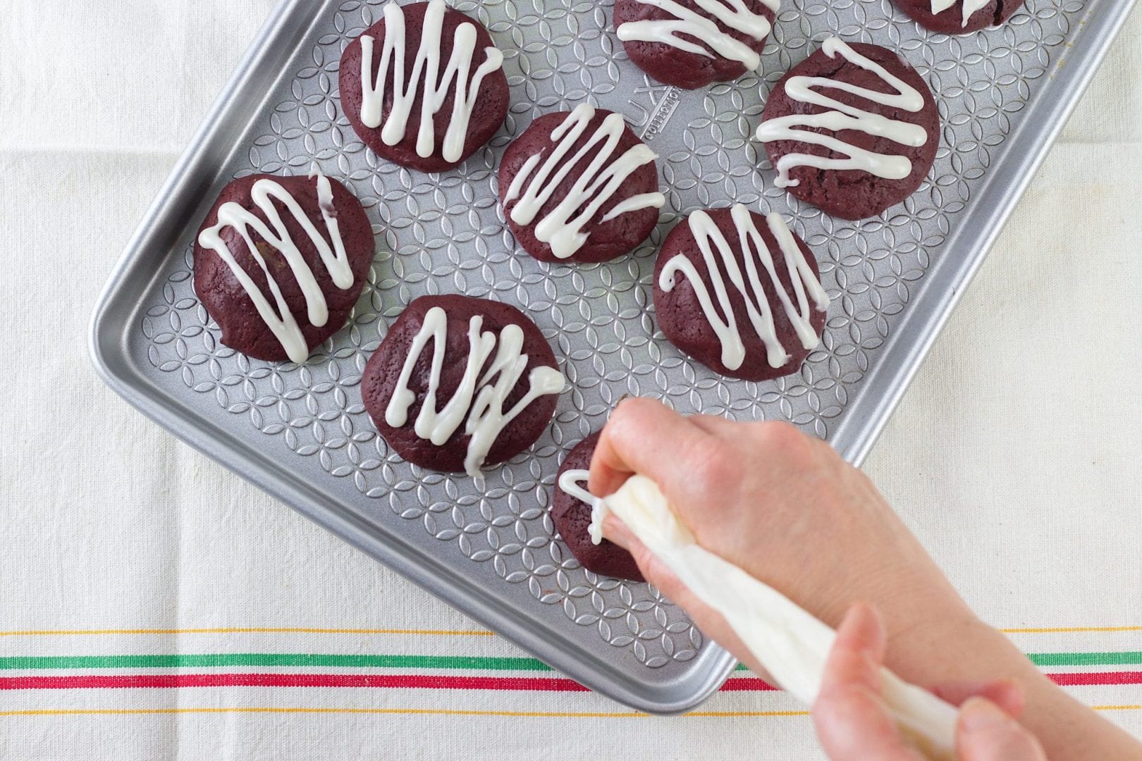 Red velvet cookies - enjoy these gooey and delicious cookies with a chocolate fondant filling