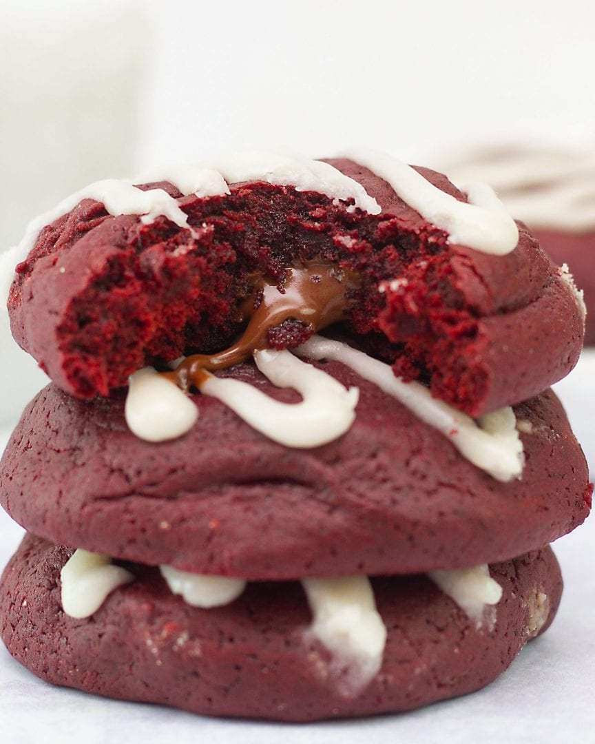 Red velvet cookies - enjoy these gooey and delicious cookies with a chocolate fondant filling