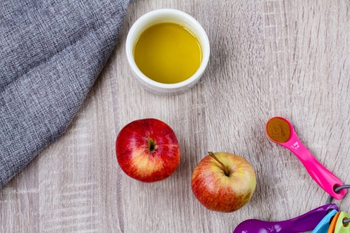 baby desserts - enjoy these baked apples with cinnamon and a date caramel - great for baby and the family