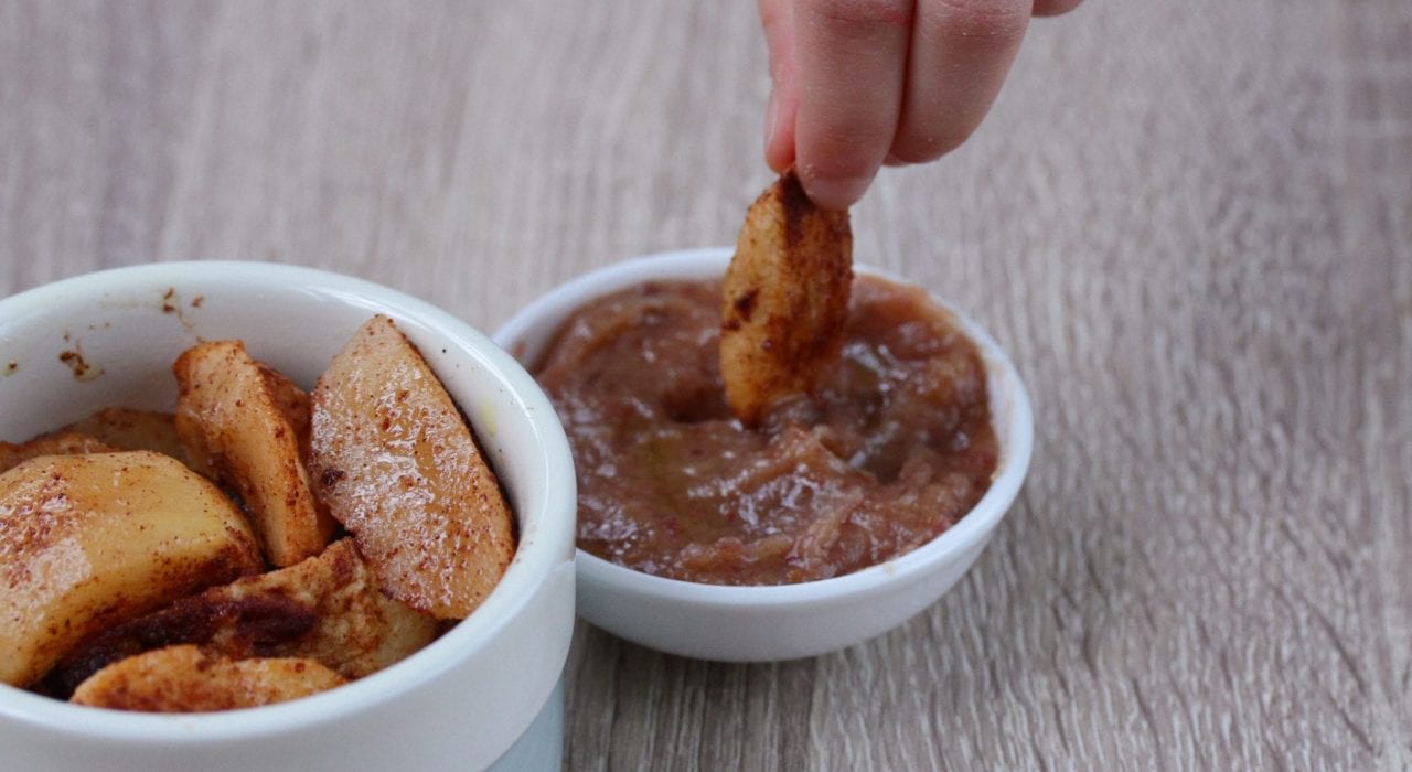 baby dessert - enjoy these baked apples with cinnamon and a date caramel - great for baby and the family