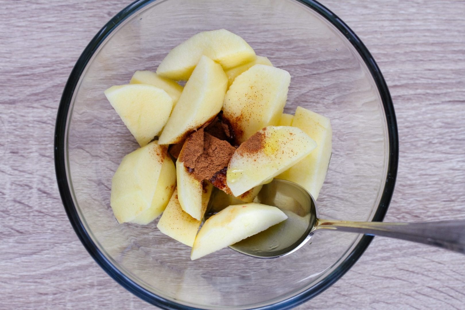 baby dessert - enjoy these baked apples with cinnamon and a date caramel - great for baby and the family