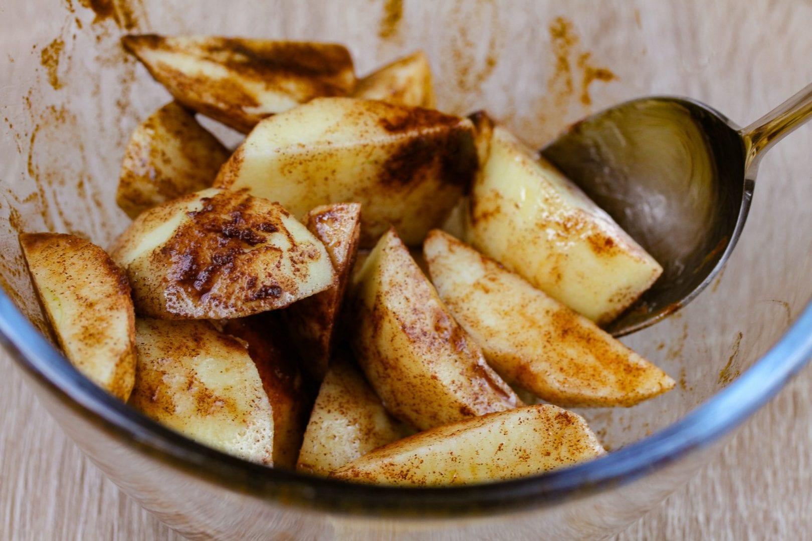baby dessert - enjoy these baked apples with cinnamon and a date caramel - great for baby and the family