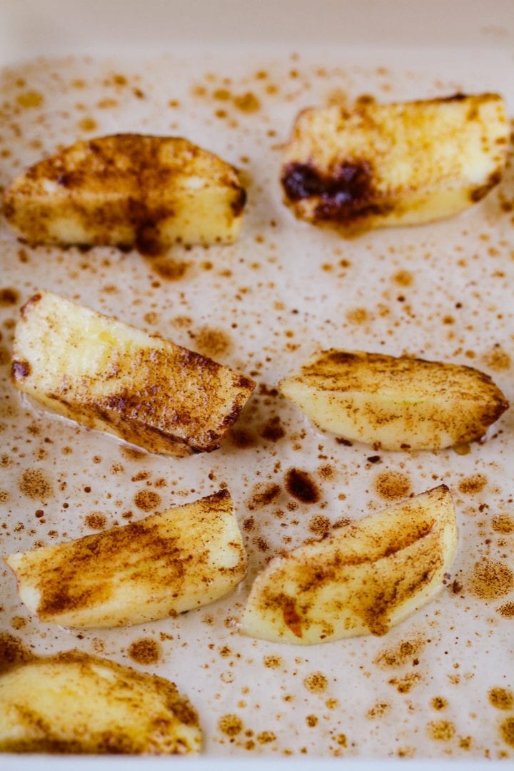baby dessert - enjoy these baked apples with cinnamon and a date caramel - great for baby and the family