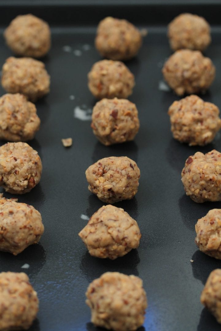 Almond shortbread snow balls - make these delicious kourabiedes a traditional Greek dessert
