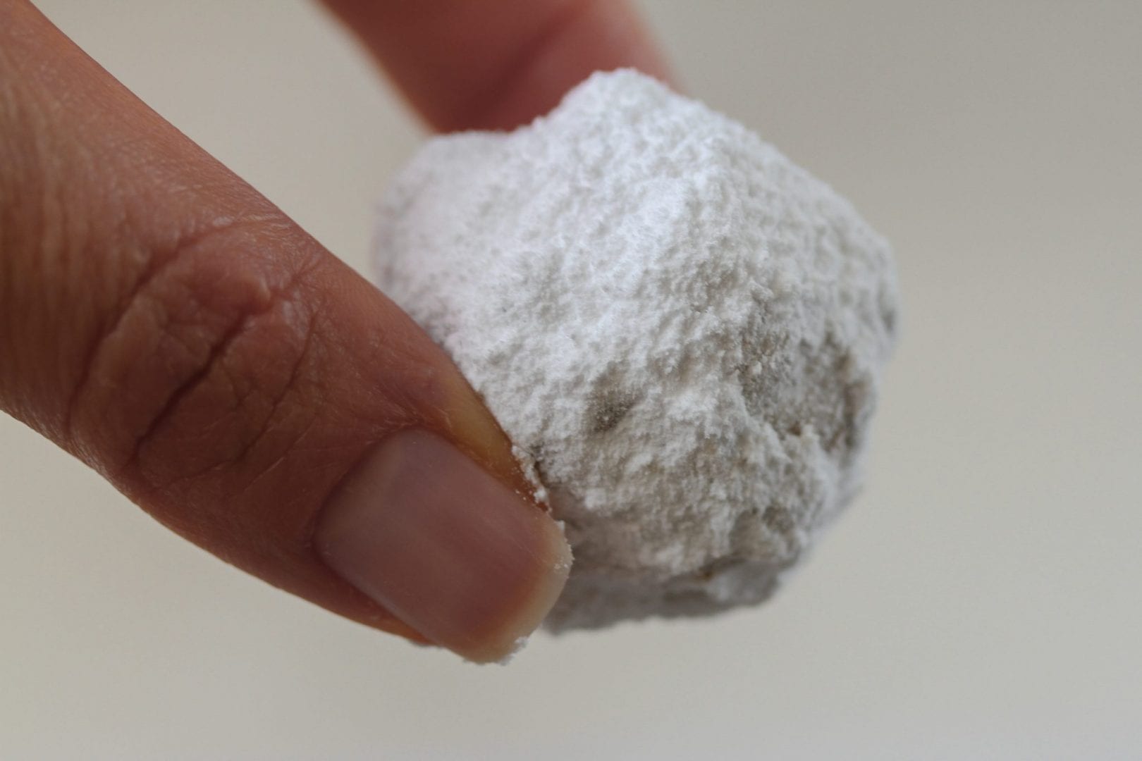 Almond shortbread snow balls - make these delicious kourabiedes a traditional Greek dessert