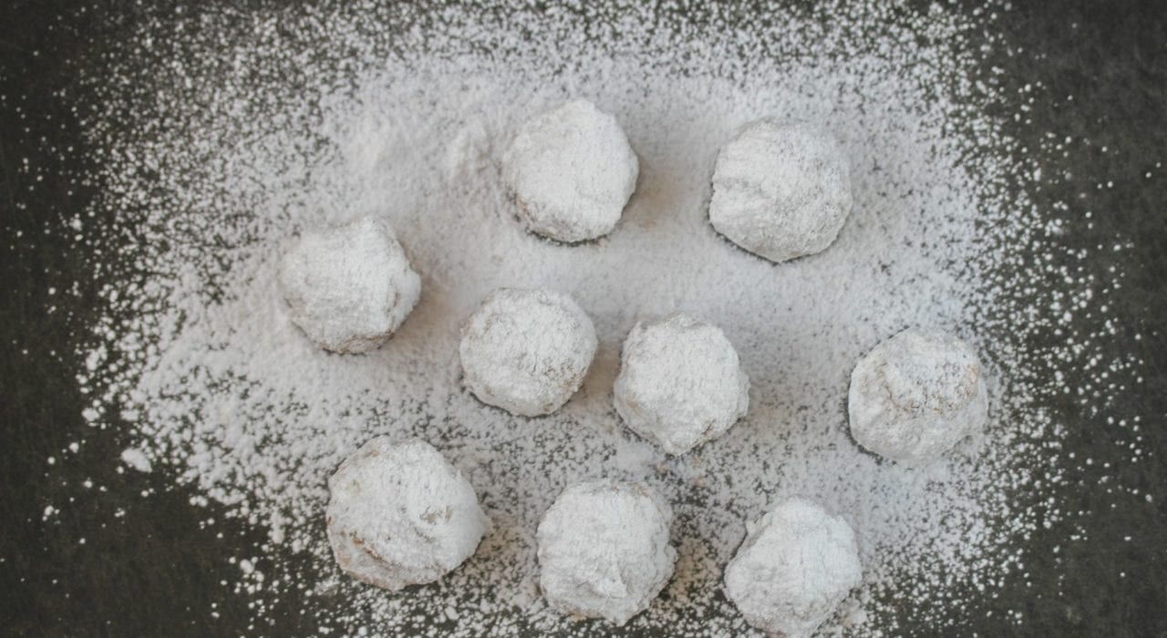 Almond shortbread snow balls - make these delicious kourabiedes a traditional Greek dessert