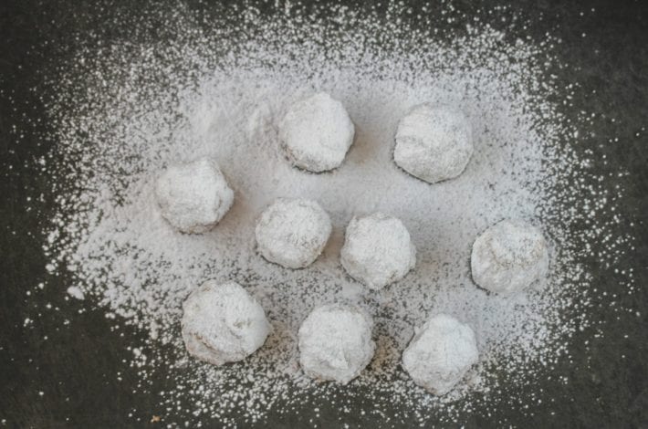 Almond shortbread snow balls - make these delicious kourabiedes a traditional Greek dessert