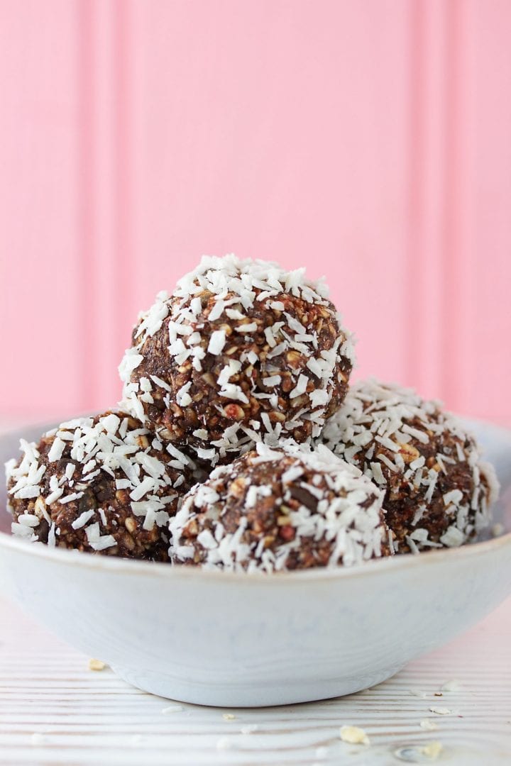 Beetroot bliss balls - make these no bake beetroot and chocolate energy bites as a healthy snack for kids and adults balls - enjoy these healthy energy bites