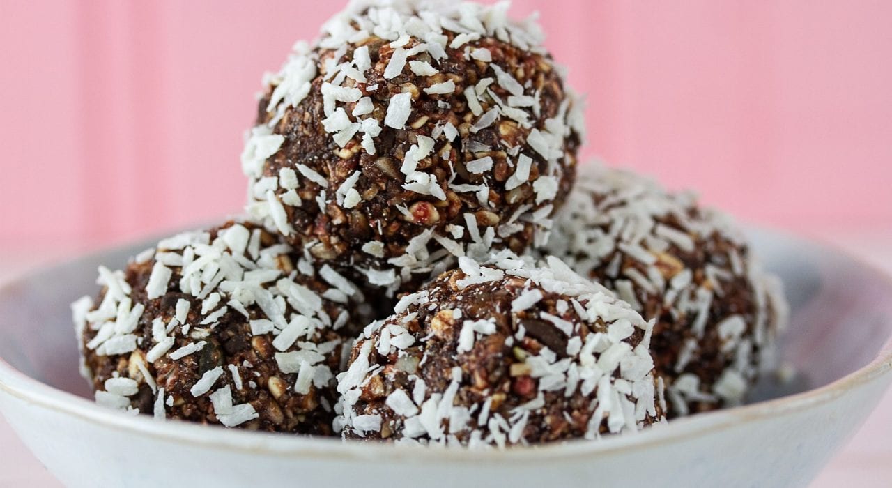 Beetroot bliss balls - make these no bake beetroot and chocolate energy bites as a healthy snack for kids and adults balls - enjoy these healthy energy bites