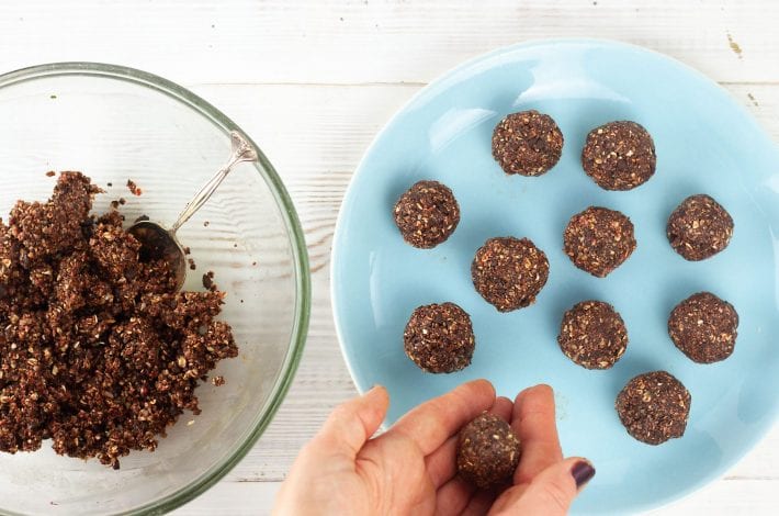 Beetroot bliss balls - make these no bake beetroot and chocolate energy bites as a healthy snack for kids and adults balls - enjoy these healthy energy bites