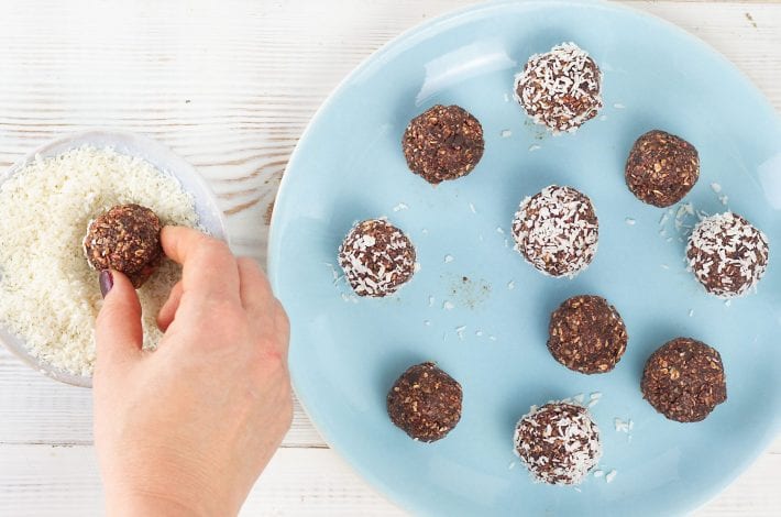 Beetroot bliss balls - make these no bake beetroot and chocolate energy bites as a healthy snack for kids and adults balls - enjoy these healthy energy bites