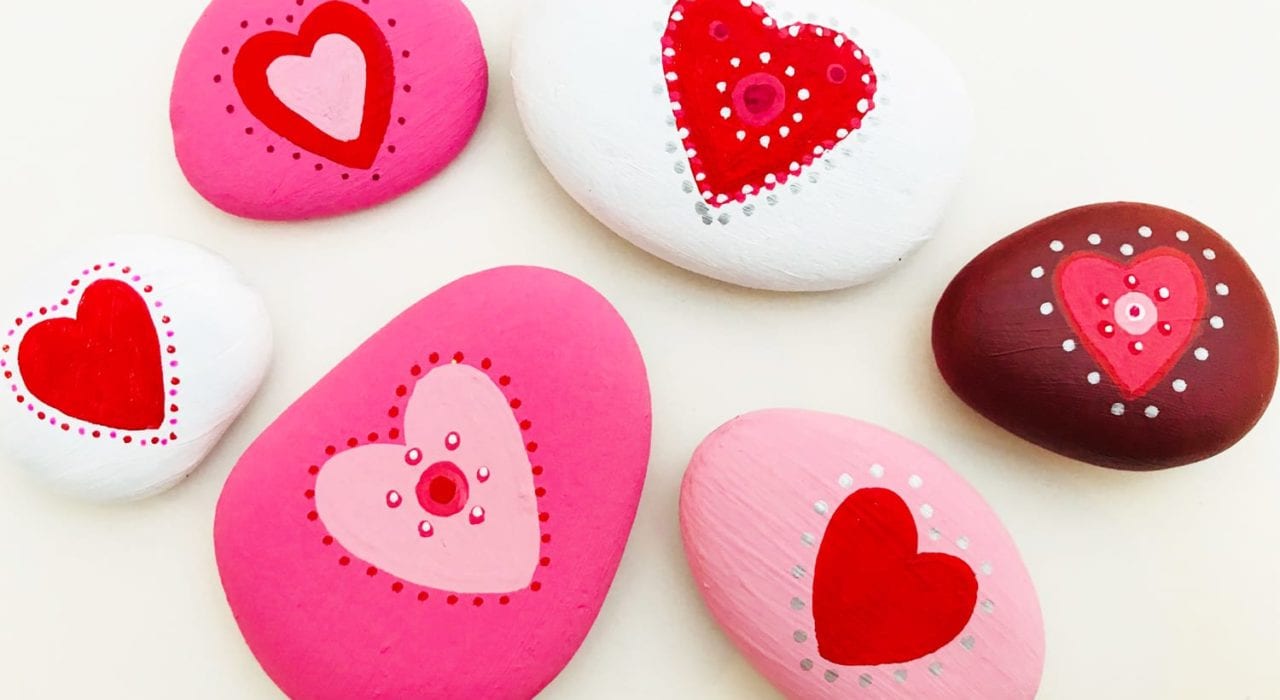Heart painted rocks - try this great Valentines craft for kids