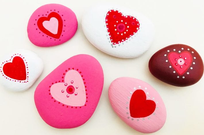 Heart painted rocks - try this great Valentines craft for kids