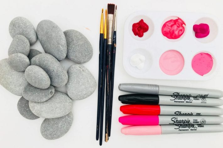Heart painted rocks - try this great Valentines craft for kids
