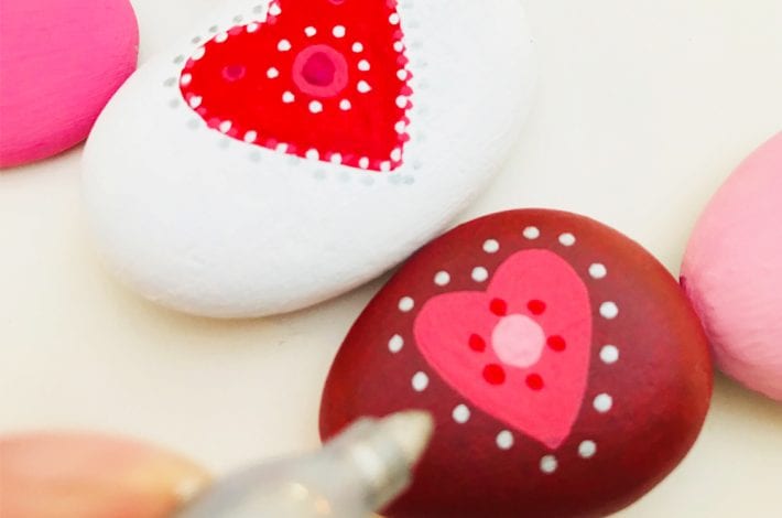 Heart painted rocks - try this great Valentines craft for kids