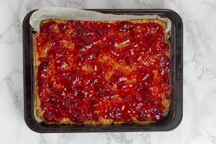 Jam crumble with oats - try these amazing oat crumble bars