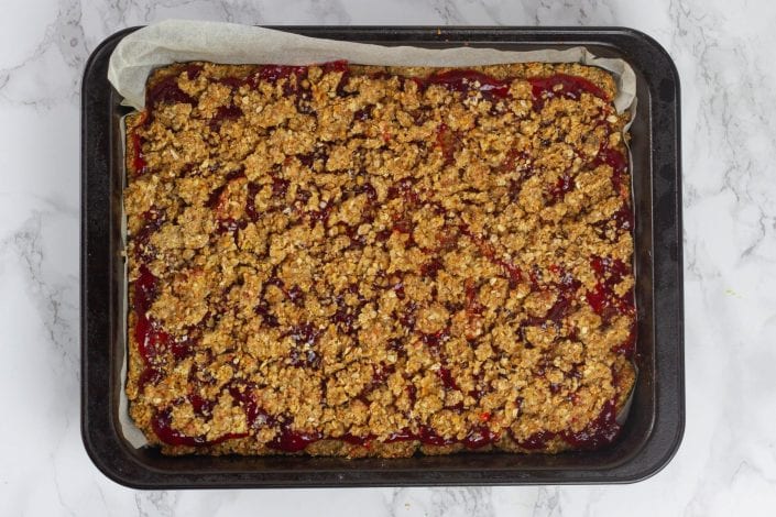 Jam crumble with oats - try these amazing oat crumble bars