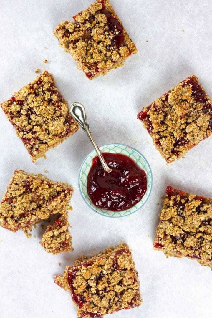 Jam crumble with oats - try these amazing oat crumble bars
