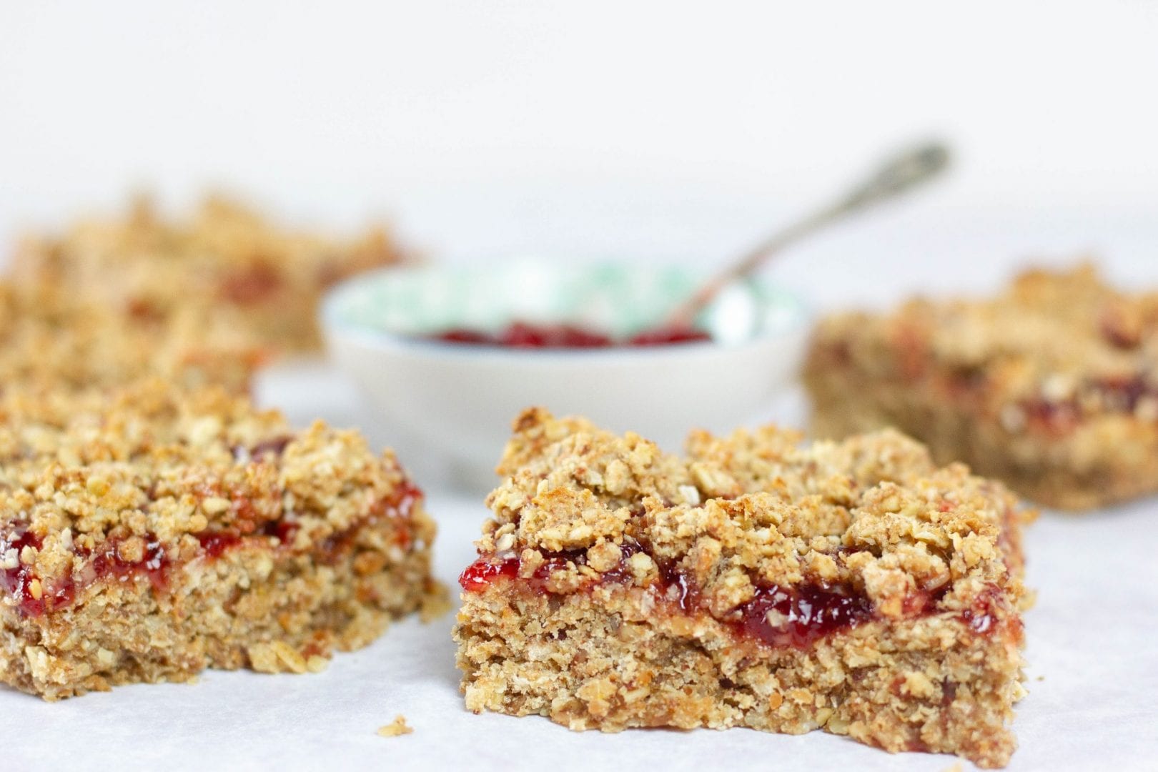 Jam crumble with oats - try these amazing oat crumble bars