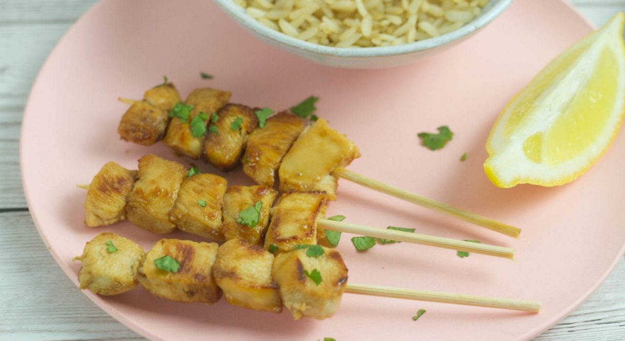 Make these sticky lemon chicken skewers for your next family dinner. Sticky chicken skewers are a great way to make chicken taste delicious, without breadcrumbs and frying.