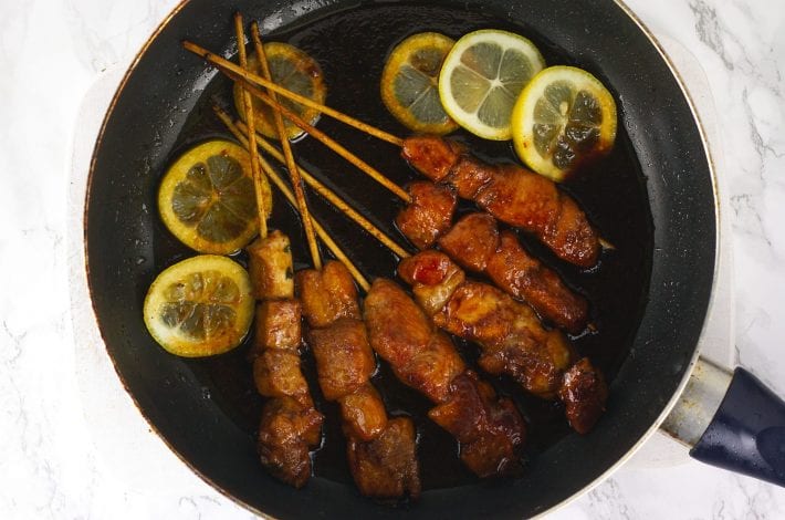 Make these sticky lemon chicken skewers for your next family dinner. Sticky chicken skewers are a great way to make chicken taste delicious, without breadcrumbs and frying.
