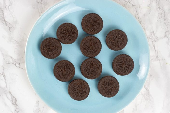 Oreo pops - make these delicious oreo cookie pops for kids parties or kids activities