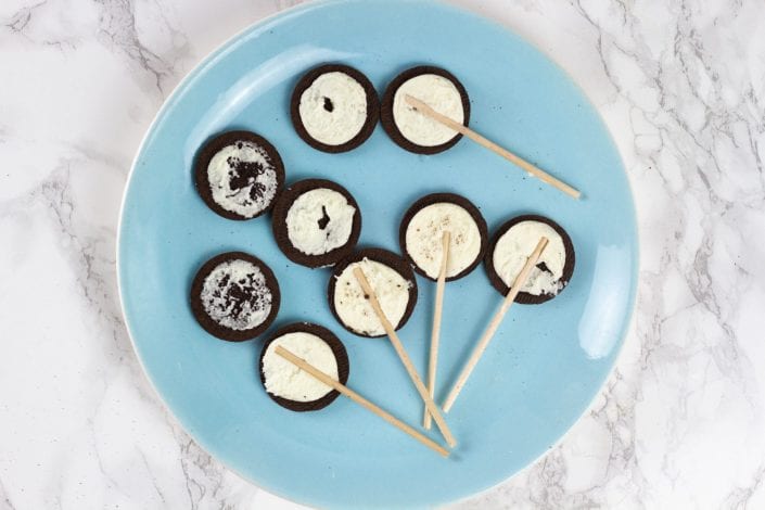 Oreo pops - make these delicious oreo cookie pops for kids parties or kids activities