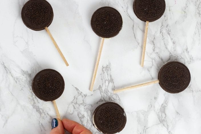 Oreo pops - make these delicious oreo cookie pops for kids parties or kids activities