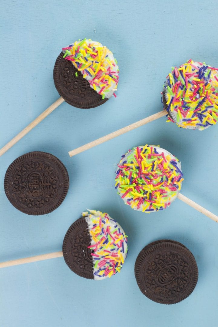 Oreo pops - make these delicious oreo cookie pops for kids parties or kids activities