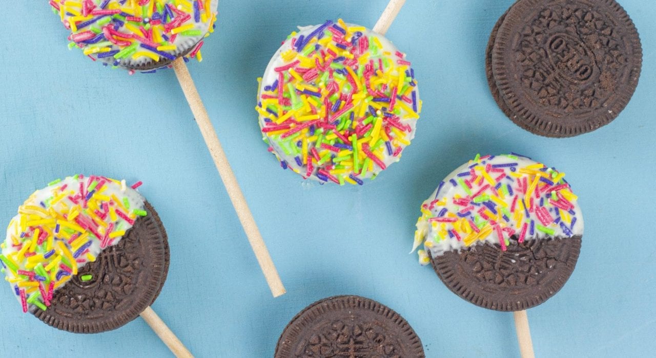 Oreo pops - make these delicious oreo cookie pops for kids parties or kids activities