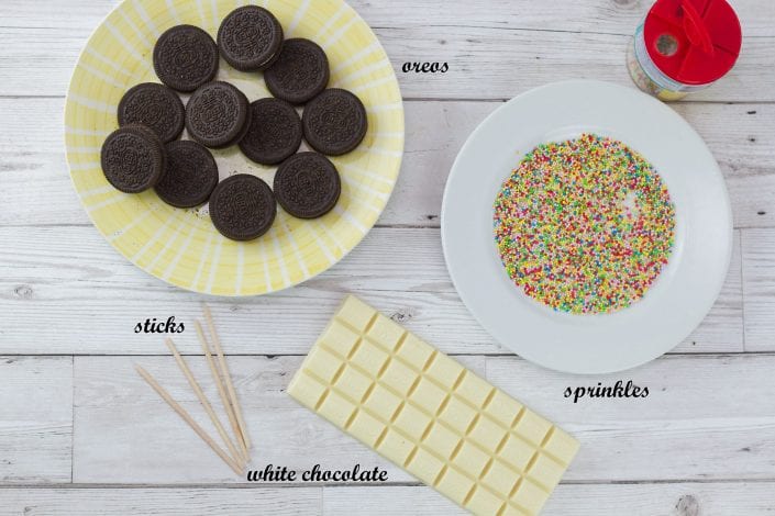 Oreo pops - make these delicious oreo cookie pops for kids parties or kids activities