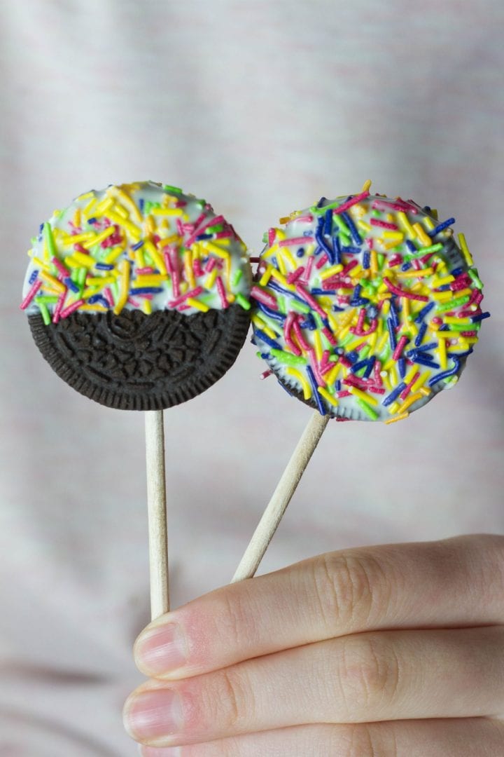 Oreo pops - make these delicious oreo cookie pops for kids parties or kids activities
