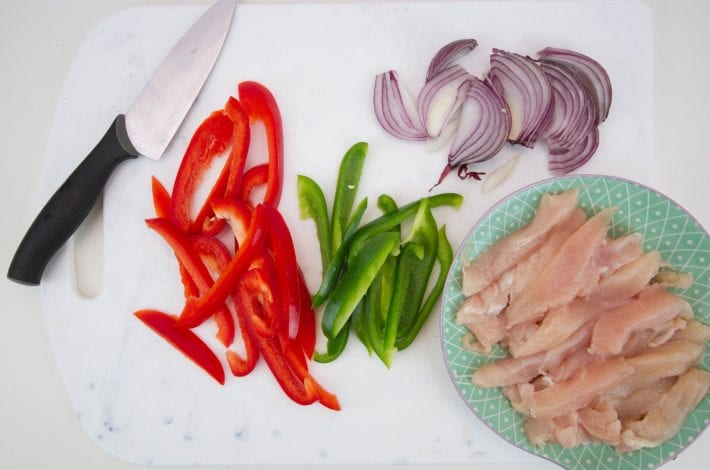 Oven chicken fajitas - make a quick and easy family dinner with these one pan chicken fajitas