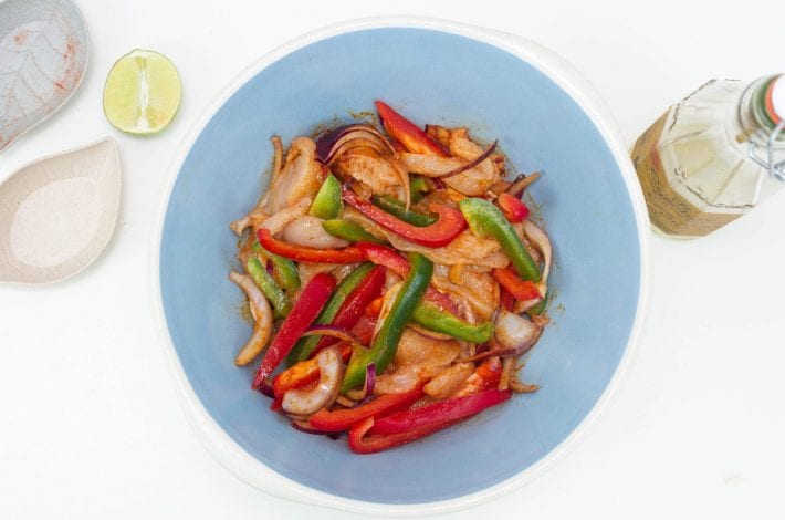 Oven chicken fajitas - make a quick and easy family dinner with these one pan chicken fajitas