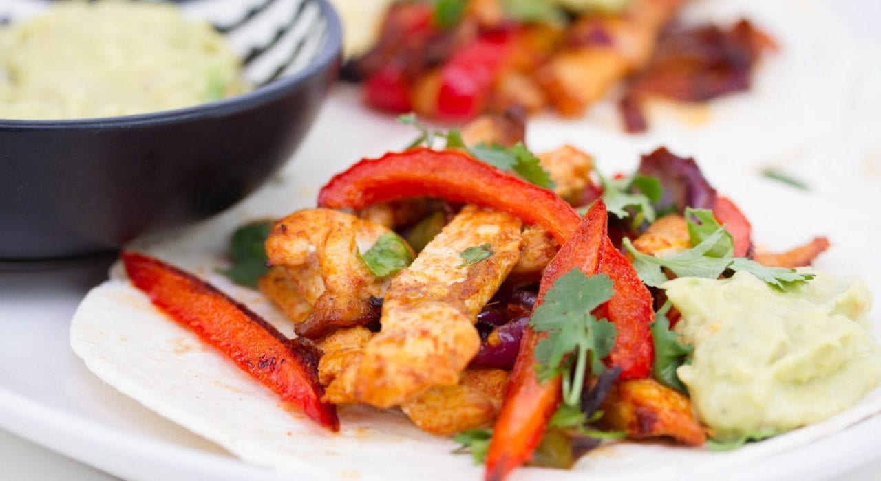Oven chicken fajitas - make a quick and easy family dinner with these one pan chicken fajitas