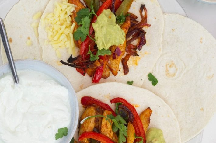 Oven chicken fajitas - make a quick and easy family dinner with these one pan chicken fajitas