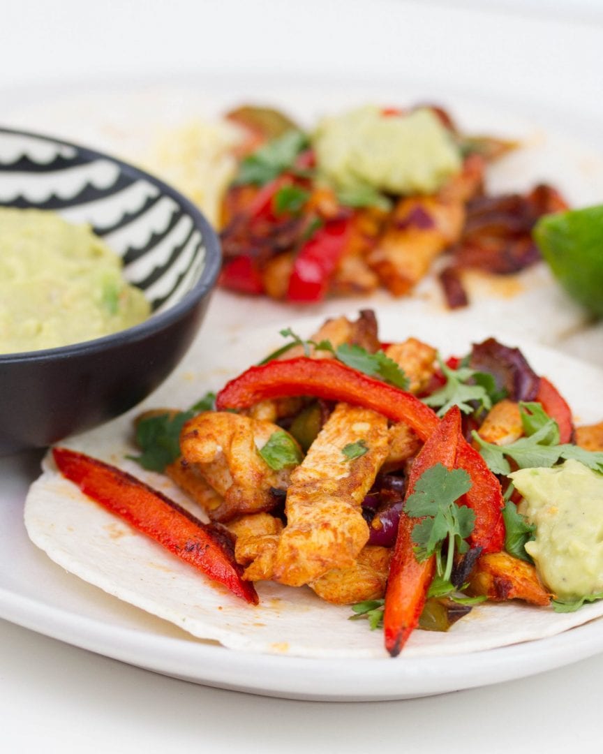 Oven chicken fajitas - make a quick and easy family dinner with these one pan chicken fajitas